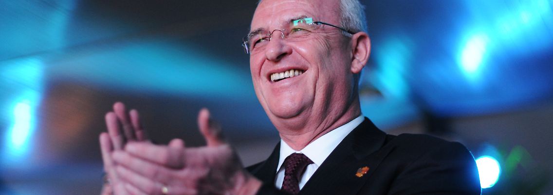 Da darf sich Martin Winterkorn schon einmal selbst applaudieren: VW eilt von Rekord zu Rekord und er selbst Deutschlands angesehenster Manager.