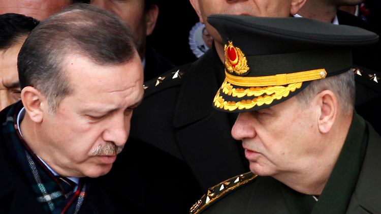 Der türkische Premierminister Recep Tayyip Erdogan (l) mit Basbug in Ankara 2010.