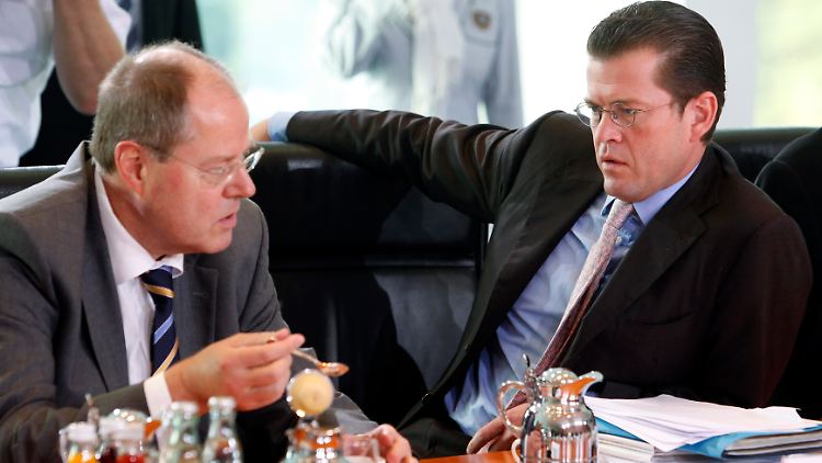 "Harte Zeiten": Steinbrück (l) und zu Guttenberg als Kabinettskollegen der Großen Koalition ...