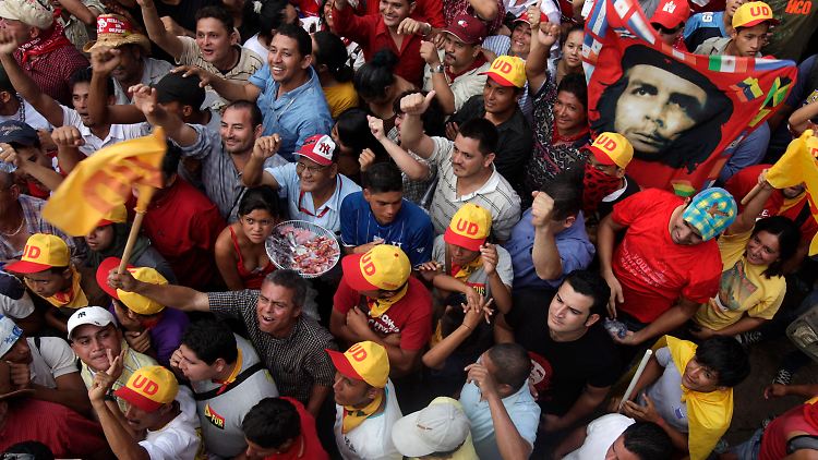 Vor der brasilianischen Botschaft in Tegucigalpa: Tausende Anhänger feiern seine Wiederkehr.