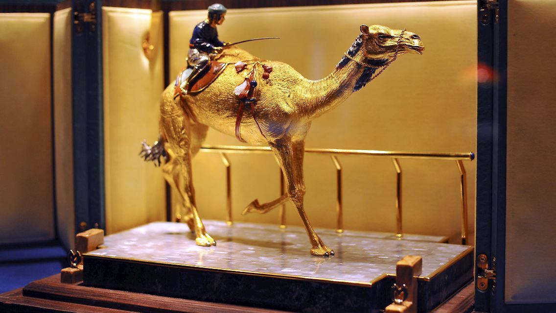 Ein Rennkamel mit Jockey, ein Geschenk des Botschafters des Königreichs Saudi-Arabien, Ali Sheoboksi, 2006 an Bundespräsident Horst Köhler, ist eins der Exponate einer Ausstellung in der Völklinger Hütte in Völklingen.