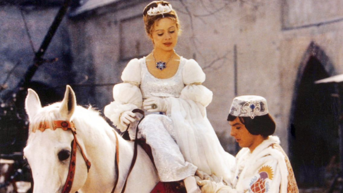 Zum Verlieben: Der Prinz (Pavel Travnicek) passt Aschenbrödel (Libuse Safrankova) den verlorenen Schuh an.