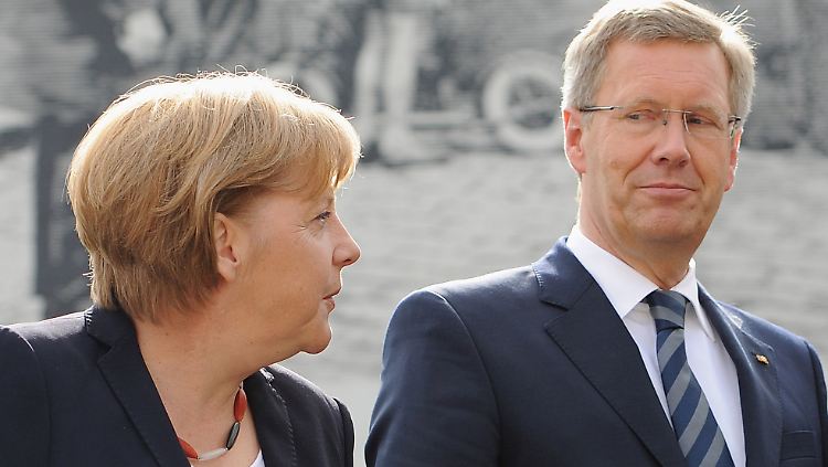 Die Kanzlerin und "ihr Kandidat": Angela Merkel steht zu Bundespräsident Christian Wulff.