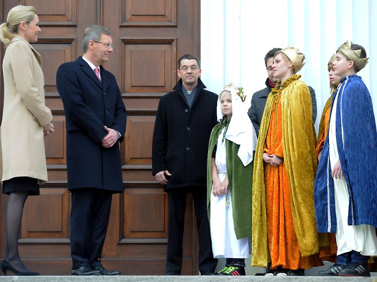 Während die Menschen in der Republik über die Kreditaffäre diskutieren, empfangen Bundespräsident Christian Wulff und seine Frau die Sternsinger vor dem Schloss Bellevue.