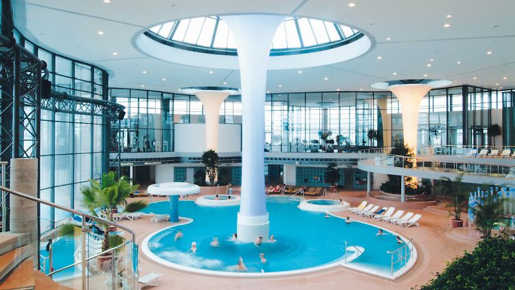 Die KissSalis Therme liegt etwas vom Innenstadtkern entfernt und knüpft an die Kurtradition an.