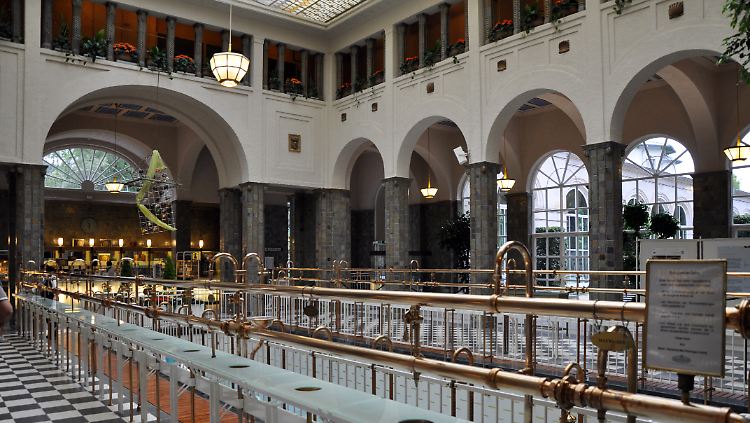 Die Brunnenhalle ist als größte Trinkkurhalle der Welt schon mehr als 100 Jahre alt.