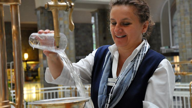 Petra Kos schenkt ein: In der Brunnenhalle in Bad Kissingen wird an Wasser nicht gespart.