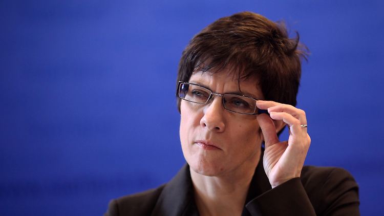 Kramp-Karrenbauer kündigt die Koalition auf.