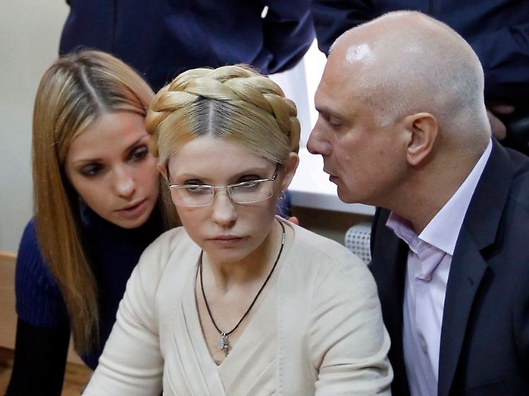 Julia Timoschenko mit Tochter Ewgenia und Ehemann Alexander bei den Gerichtsverhandlungen im Oktober 2011.