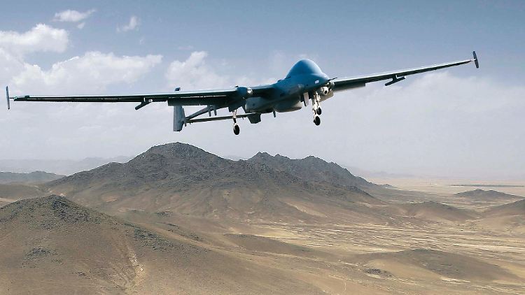 Bundeswehrsoldaten erlernten den Umgang mit dem Aufklärungsflugzeug vom Typ Heron 1 in Israel.