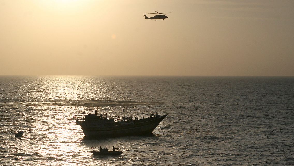 Ein Marine-Hubschrauber unterstützt die Befreiungsaktion.
