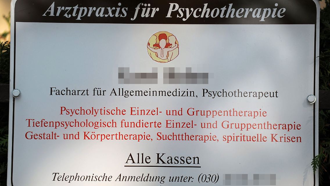 Das Schild des Therapeuten in Berlin, der durch einen Drogen-Cocktail bereits zwei Menschen vergiftet haben soll, ein dritter liegt im Koma.