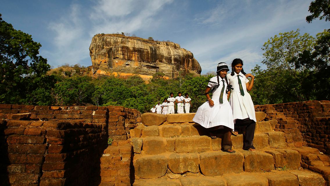 Schülerinnen vor der Felsenfestung Sigiriya.