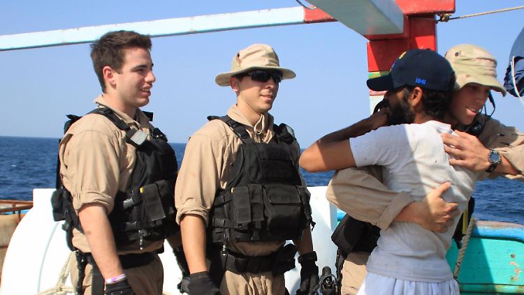 Verständigung kann auch einfach sein: Ein Iraner umarmt einen US-Soldaten nach der Befreiungsaktion.