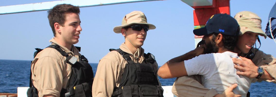 Verständigung kann auch einfach sein: Ein Iraner umarmt einen US-Soldaten nach der Befreiungsaktion.
