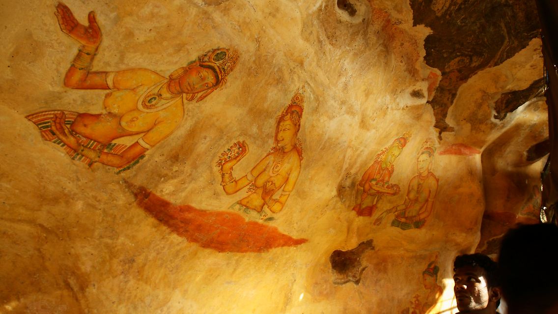 Unter einem Felsüberhang wurden Fresken meist barbusiger Frauen ("Wolkenmädchen") gemalt.