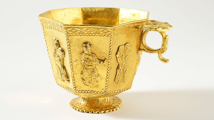 Eine filigran verzierte goldene Tasse: Sie ist Teil des Tang-Schatzes.