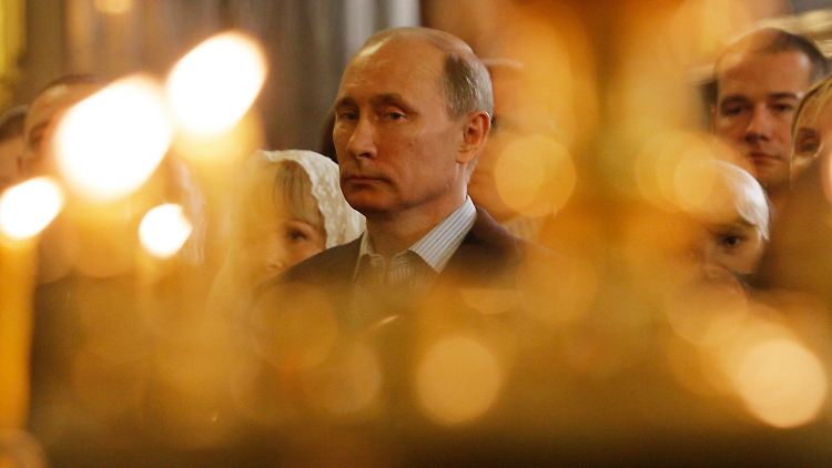 Putin von Kerzen und Weihrauch umhüllt. Immer wieder trifft er hohe Geistliche.