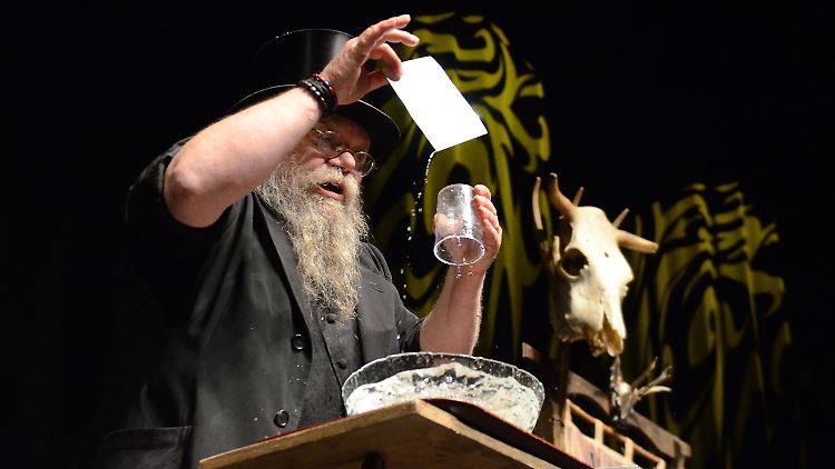 Der Zauberer Doctor Marrax aus Stuttgart zeigt  beim "Festival der Illusionen" sein Können.