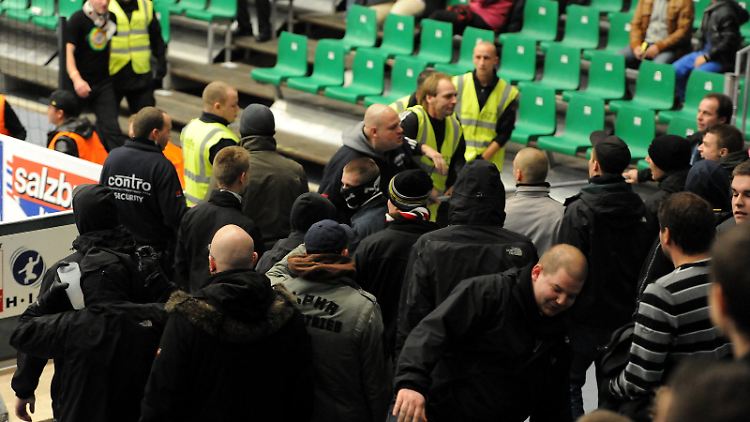 Als die Fans nicht mehr friedlich blieben, ging die Polizei mit zwei Hundertschaften gegen die Prügeleien vor.