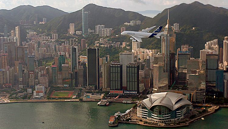 Eine A380 fliegt über Hong Kong.