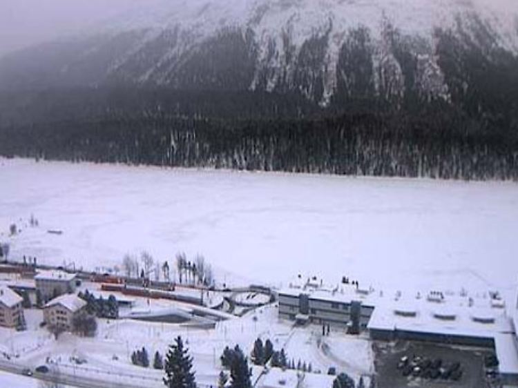 Hier die derzeitigen Schneeverhältnisse in St. Moritz. Das Kulm Hotel von oben durch die Linse einer Webcam.
