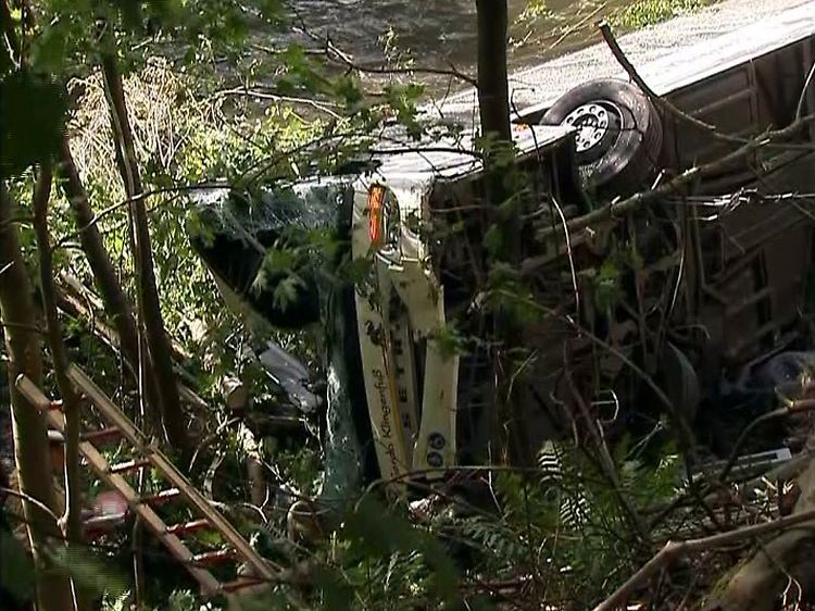 Der Bus stürzte mehrere Meter in die Tiefee.