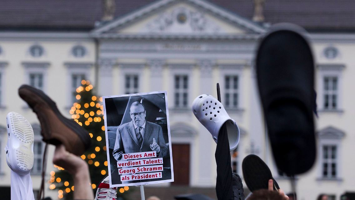 2012-01-07T143509Z_01_TPE04_RTRMDNP_3_GERMANY-PRESIDENT.JPG9197400416587019568.jpg