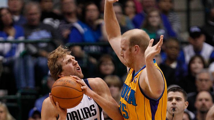Nur zehn Punkte machte Dirk Nowitzki, hier im Duell mit Chris Kaman. Zu wenig für seine Verhältnisse.