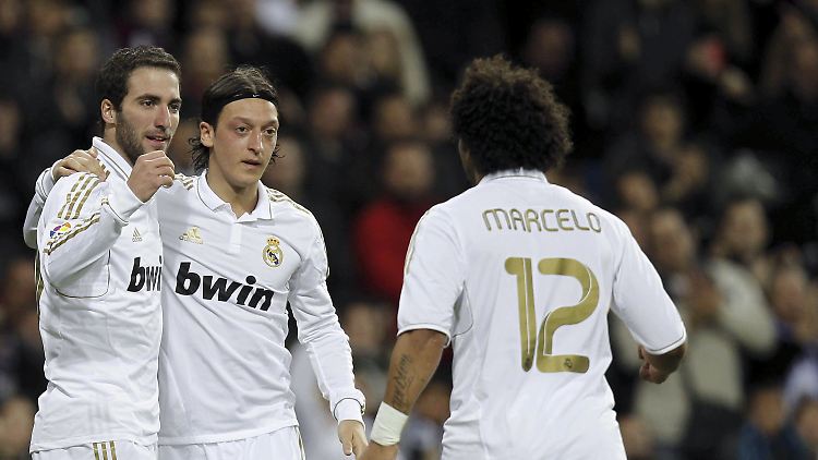 Mesut Özil bereitete drei von fünf Real-Treffern vor, die Presse jubilierte anschließend.