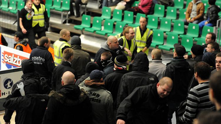 Welche Fans an den Krawallen beteiligt waren, hat die Polizei ermittelt. Wer die Krawalle provoziert hat, ist unklar.