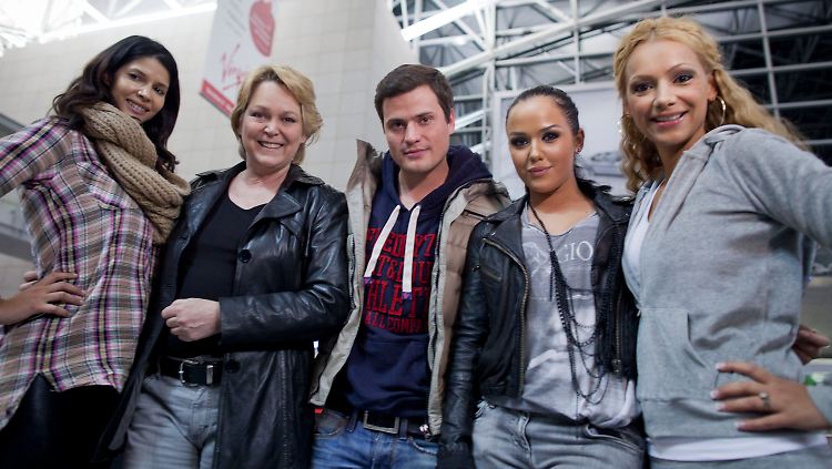 Ex-Topmodel-Kandidatin Micaela Schäfer, Ramona Leiss, Rocco Stark, Kim Debkowski und Radost Bokel (von links).