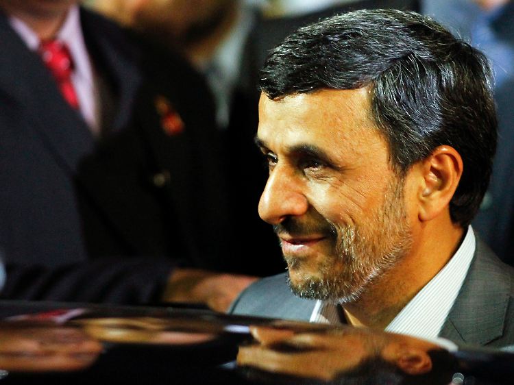 Irans Präsident Mahmud Ahmadindeschad verdächtigt die USA, einen Atomwissenschaftler ermordet zu haben.
