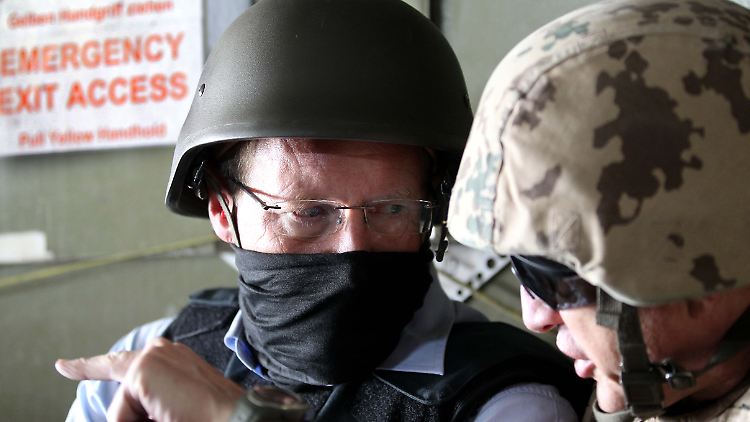Wulff (l.) im Oktober 2011 in einer Transall der Bundeswehr, die ihn nach Kabul (Afghanistan) fliegt.