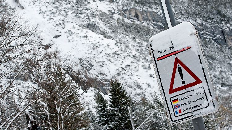 Ein Schild warnt auf der B2 nahe Mittenwald vor Lawinengefahr. Nach starken Schneefaellen in den letzten Tagen wurde die Lawinenwarnstufe in Teilen der Alpen auf vier von fünf gesetzt.