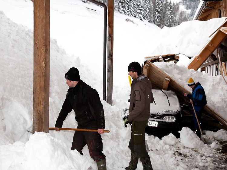 Die Menschen in den österreichischen Alpen haben alle Hände voll zu tun, die Schneemassen zu bewältigen.