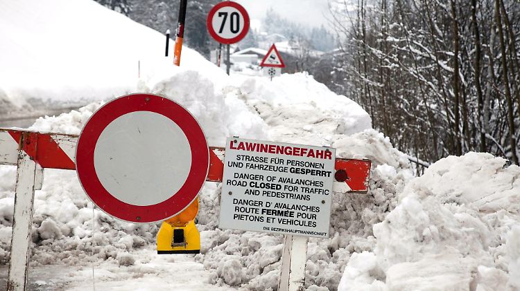 Mehrere Gemeinden in Österreich sind zweitweise von der Außenwelt abgeschnitten.