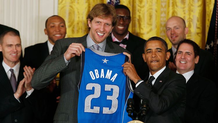 Dirk Nowitzki überreichte US-Präsident Barack Obama ein Dallas-Trikot als Gastgeschenk.