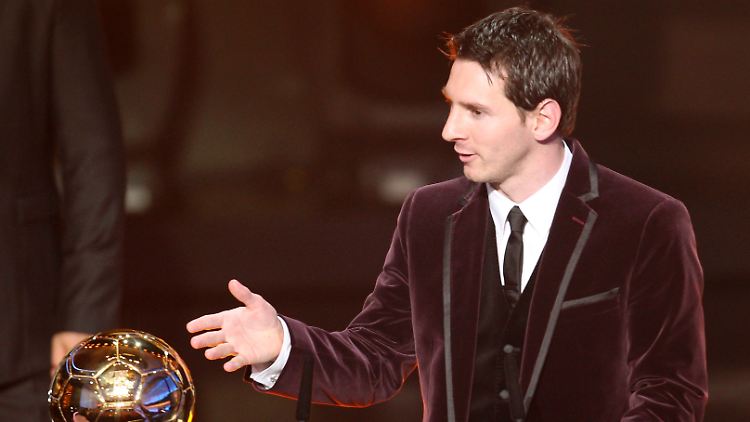 Ja, das ist Messi, diesmal im Anzug.