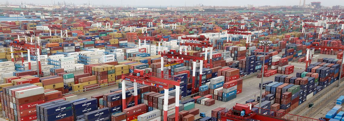 Der Containerhafen von Qingdao.