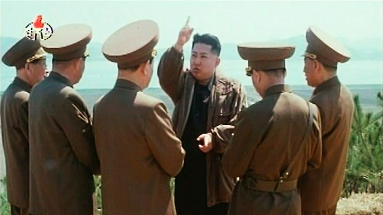 Kim Jong Un im Kreis der Militärs.