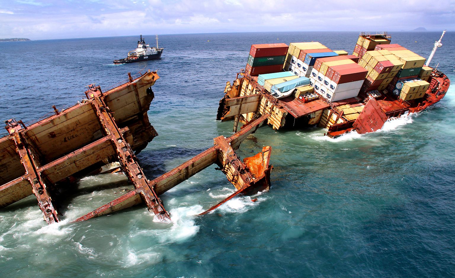 Das Unvermeidliche ist eingetreten: Das Frachtschiff "Rena" ist vor der neuseeländischen Küste in Teilen gesunken.