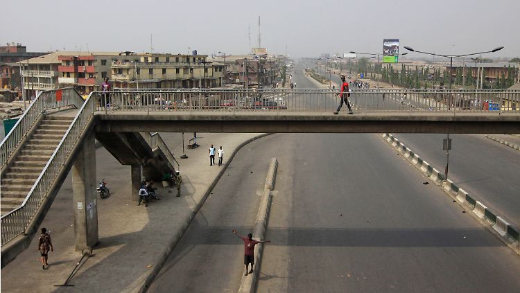 Ein landesweiter Streik gegen die Aufhebung von Sprit-Subventionen legt in der Wirtschaftsmetropole Lagos den Straßenverkehr lahm.