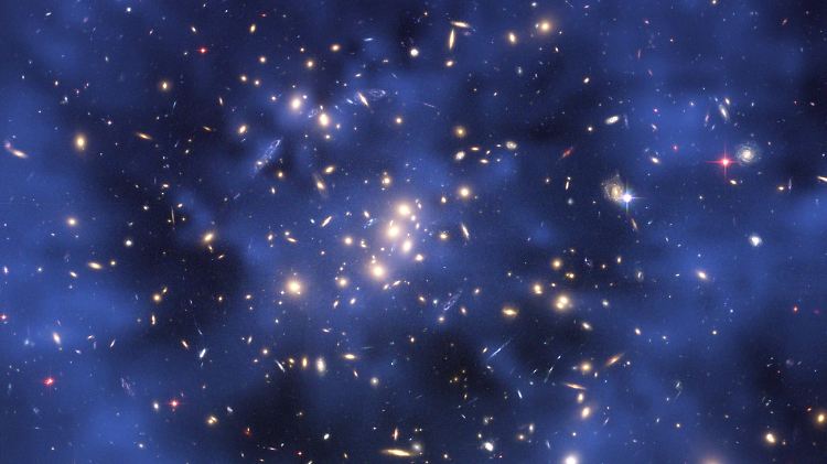 Ein Ring aus dunkler Materie: Ihre Verteilung wurde am Computer errechnet und blau dargestellt. Eigentlich ist sie unsichtbar.
