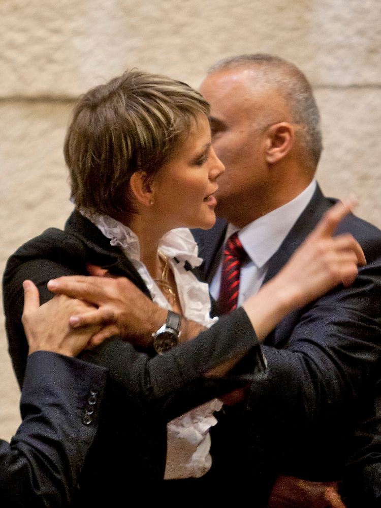Anastasia Michaeli bei einer anderen Aktion im Parlament im Juni 2010. Auch da musste sie mit sanftem Druck auf ihren Platz zurückgeführt werden.