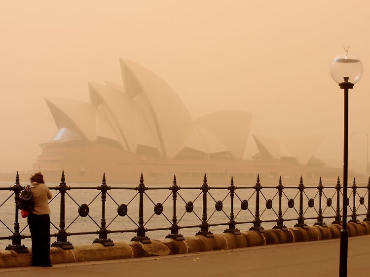 Die berühmte Oper verschwindet fast im Sandsturm.