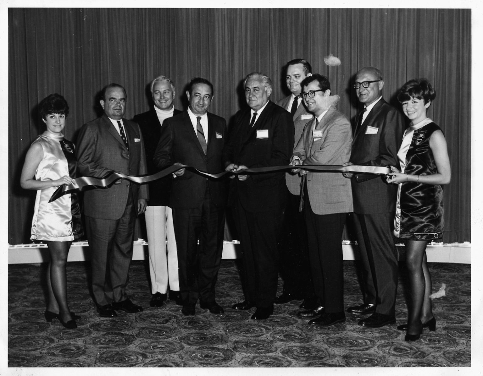 Im Juni 1967 wurde in New York die erste Consumer Electronics Show (CES) von Motorola-Chef Bob Galvin eröffnet.