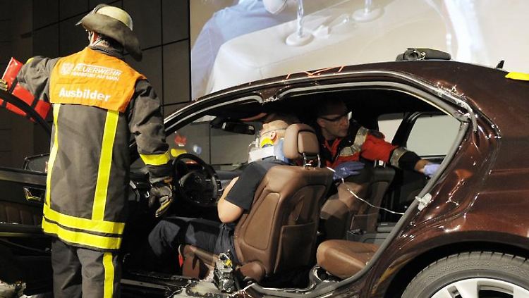 Demonstration der Feuerwehr auf der IAA: Neuere Karosserien verzögern häufig die Bergung nach einem Unfall.