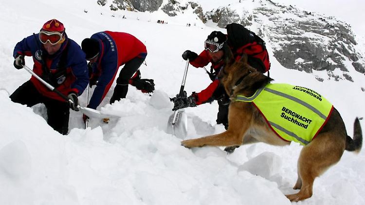 Jede Minute zählt - je früher Wintersportler eine Lawine bei der Bergwacht melden, desto schneller sind die Retter zur Stelle.
