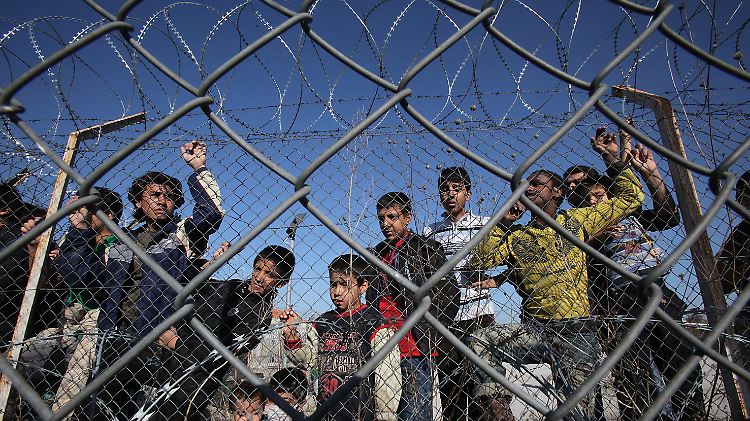 Illegale Einwanderer sind im November 2010 in Kyprinos in der griechischen Region Evros in einem sogenannten Auffanglager interniert.